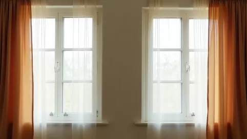 dwa okna obok siebie jakie firany