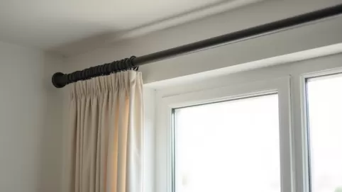 Jak dobrać karnisz do okna balkonowego