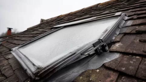 Jak umyć okno dachowe z zewnątrz