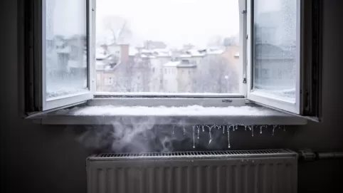 Otwarte okno a odkręcony grzejnik