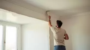 Jak malować sufit od okna czy do okna